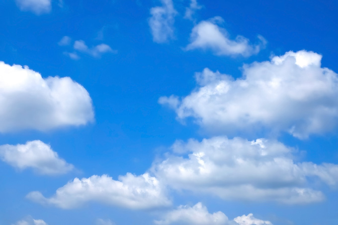 青空に連なる大きな積雲（背景 画像 青い空の背景フリー画像）