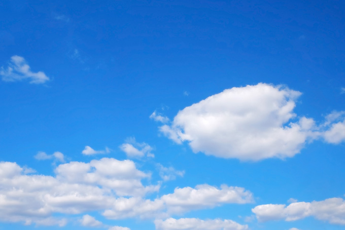 澄み渡る青空と白い雲(背景 画像 青空のフリー画像)