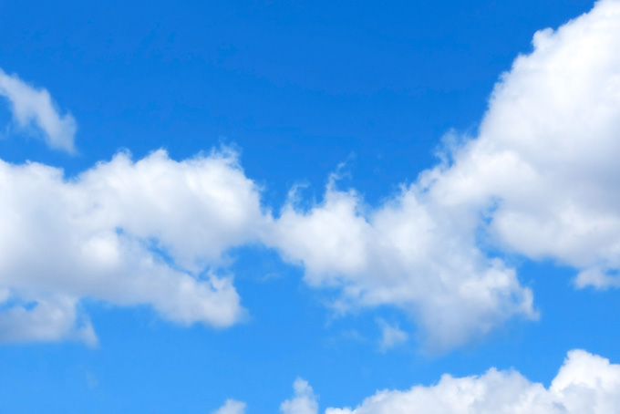 青空に白い綿雲が連なる（背景 画像 青い空の背景フリー画像）