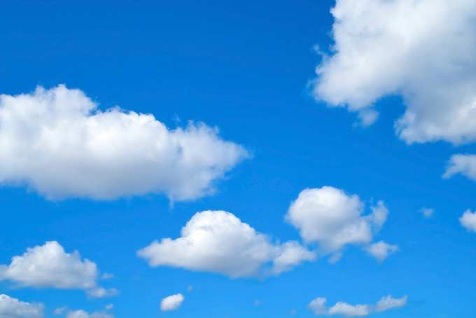 長閑な青空に浮かぶ雲(背景 画像 青空のフリー画像)