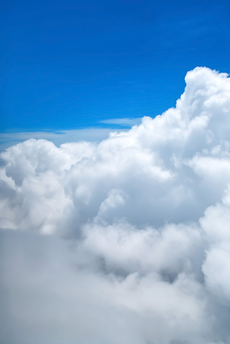 上空に湧き上がる雲と青空（雲 写真の背景フリー画像）
