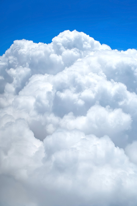 青空にそそり立つ茫漠たる積雲（空 写真の背景フリー画像）