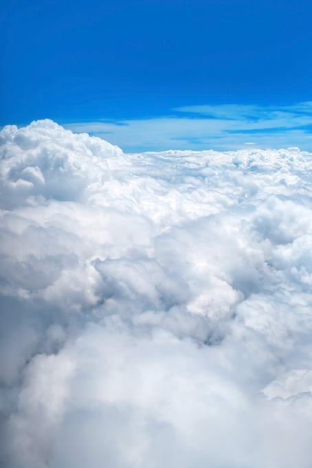 叢雲と青空の神々しい眺め（雲 写真の背景フリー画像）
