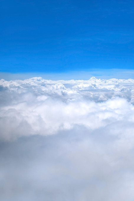茫々たる雲と上空の澄み切った青空（空 おしゃれの背景フリー画像）