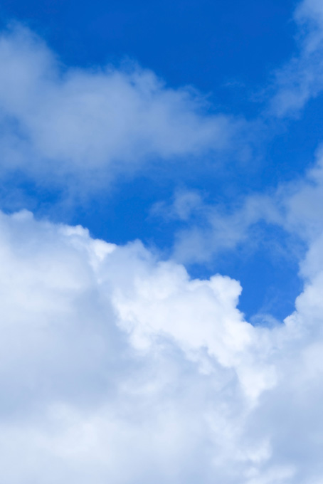 空に踊る様に滲む青雲（雲 写真の背景フリー画像）