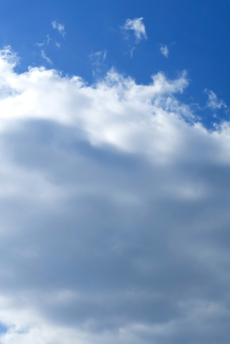 黒い青空に覆いかぶさる雲（雲 写真の背景フリー画像）