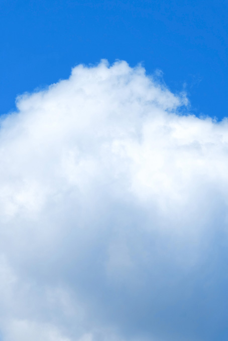 青空に湧き立つ大きな積雲（雲 写真の背景フリー画像）
