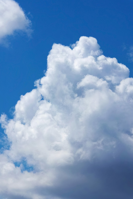 青空に登り立つ積乱雲（雲 写真の背景フリー画像）