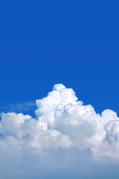 清澄な青空を囲む白い雲（雲 青空の背景フリー画像）