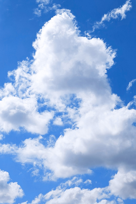 高々と登る雲と清爽な青空（空 風景の背景フリー画像）