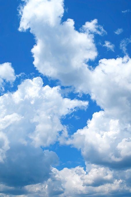 積乱雲が競うように登る夏の青空（空 素材の背景フリー画像）