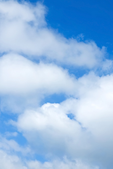 空に重なる白い綿雲（雲 青空の背景フリー画像）