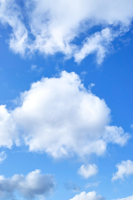 麗らかな青空に浮かぶ親子雲（空 写真の背景フリー画像）