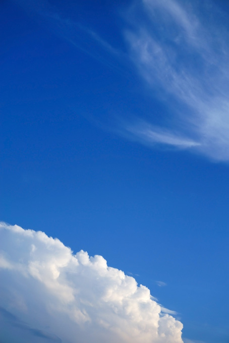 青空に浮かぶ筋雲と積乱雲（空 風景の背景フリー画像）