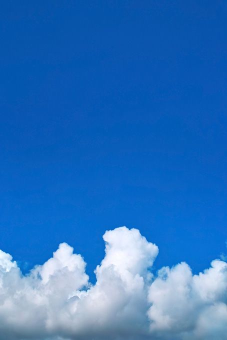 入道雲が登る夏の青空（空 壁紙の背景フリー画像）