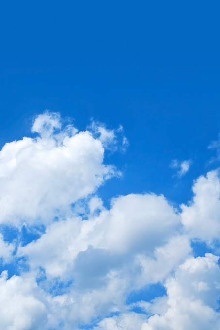 群れる綿雲と綺麗な青空（空 待ち受けの背景フリー画像）