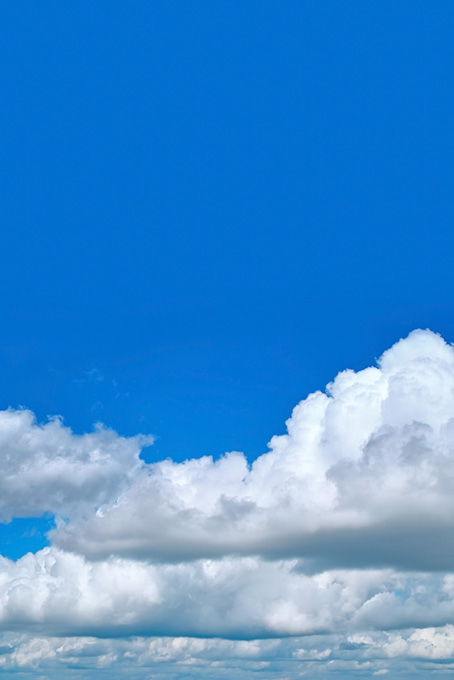 並雲と絵具を塗った様な青空（空 風景の背景フリー画像）