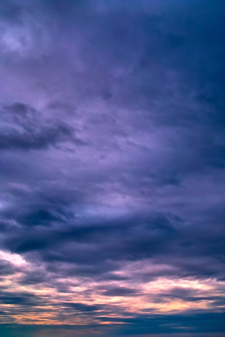 紫色に輝く絶美な夕焼け（雲 背景フリー画像）