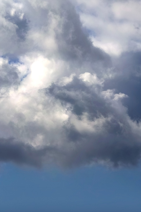 薄縹色の空に湧き上る雲（雲 背景フリー画像）