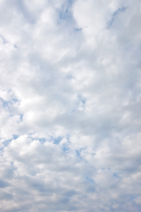 青空を遮る沢山の白雲（雲 背景フリー画像）
