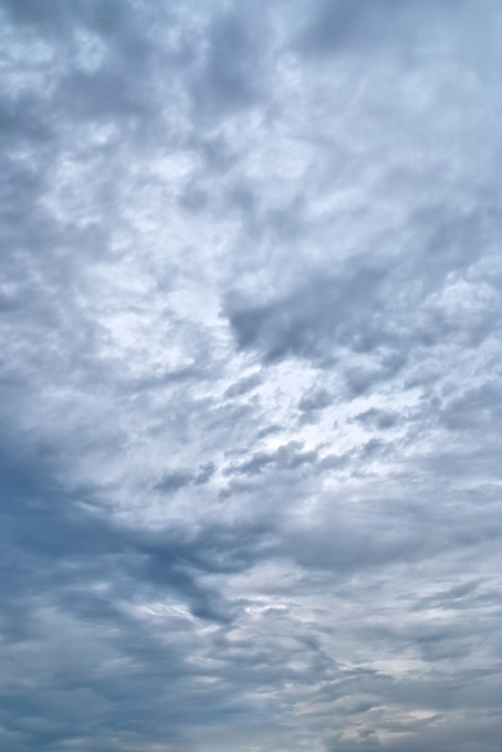 灰色の薄雲が覆う空（背景 画像 雲の背景フリー画像）