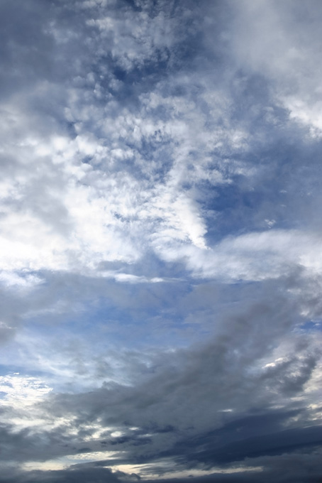 白と黒の薄雲が被さる空（背景 雲の背景フリー画像）