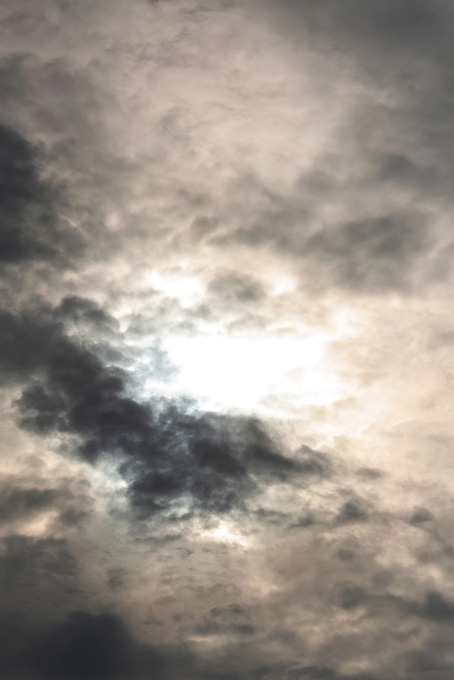 太陽の光が透ける雲が覆う空（背景 画像 雲の背景フリー画像）