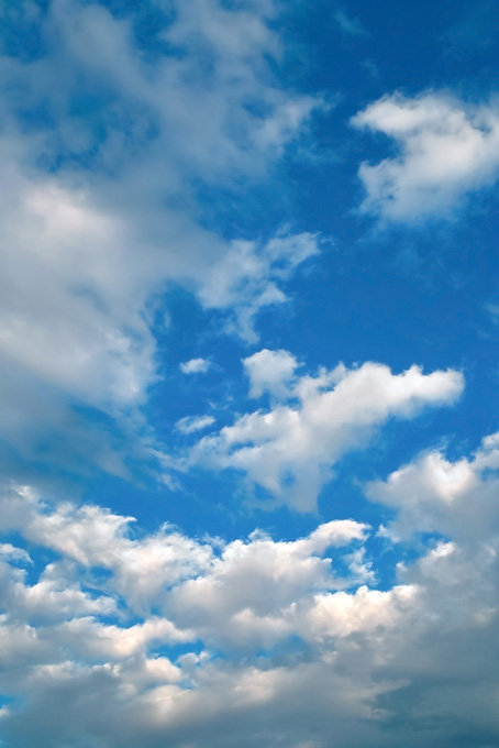 雲が流れる雄大な青空（背景 画像 雲の背景フリー画像）