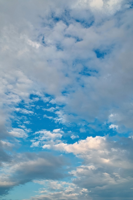 青空に群がる無数の雲（雲 背景フリー画像）