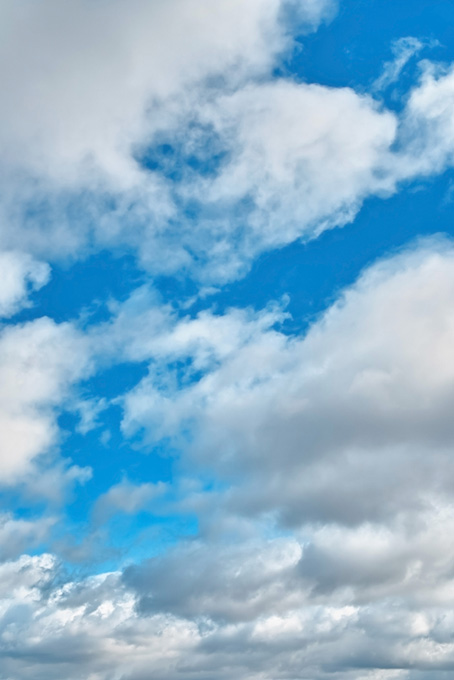 鮮やかな青空を覆う群雲（背景 雲の背景フリー画像）