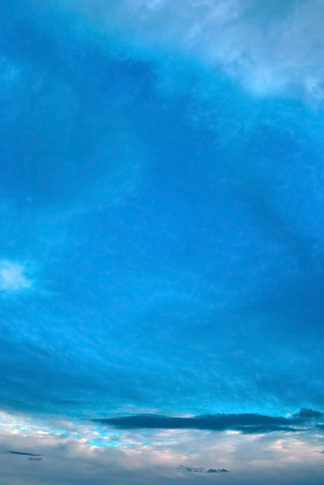 雲上に広がる暈し模様の青空（背景 画像 雲の背景フリー画像）