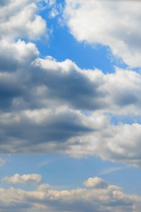 空に被さる大きな積雲（青空 待ち受けの背景フリー画像）
