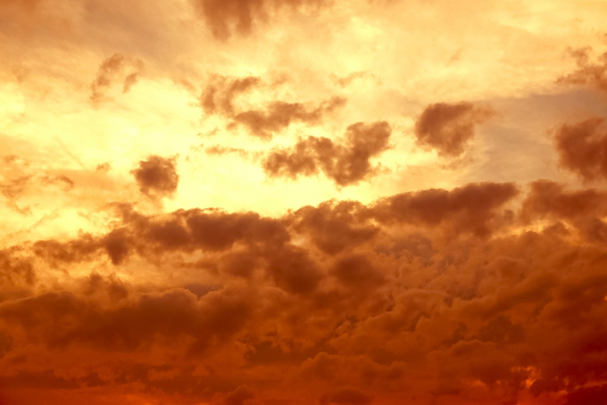 雲を照らす荘厳な夕焼け（夕景 壁紙の背景フリー画像）
