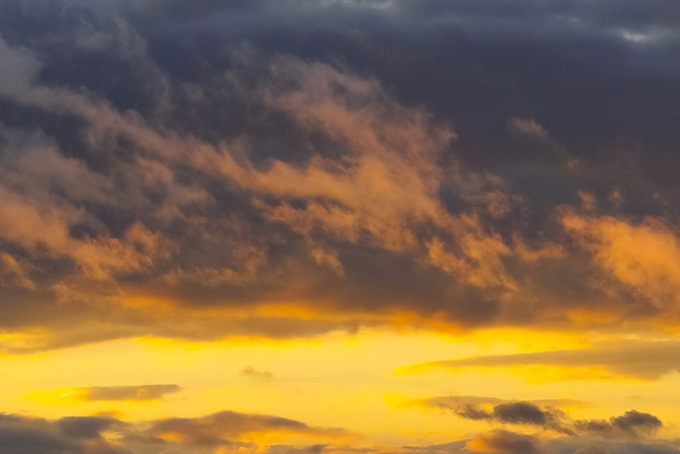 黒雲と黄金色に輝く夕焼けの空（背景 夕焼け 画像の背景フリー画像）