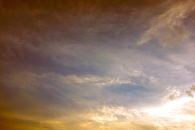 夕焼けが巻雲を淡く彩る空(背景 夕焼け 画像のフリー画像)