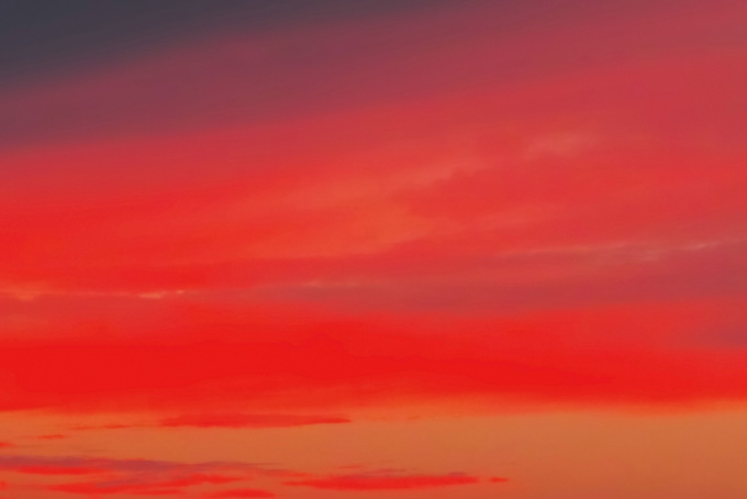 赤い染物のような鮮彩な夕焼け（空 素材の背景フリー画像）