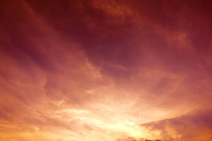 濃紅の空と輝く巻雲の夕焼け（夕景 壁紙の背景フリー画像）