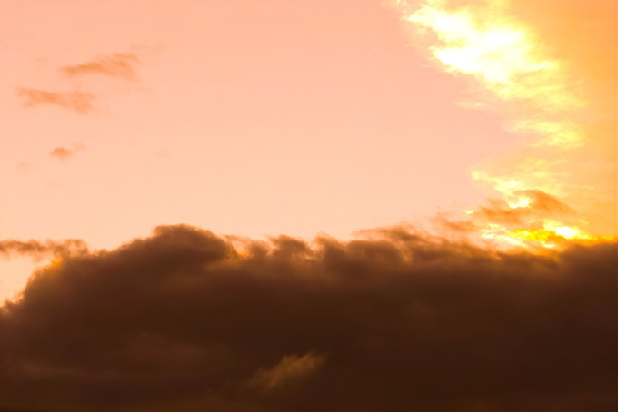 黒雲が壁の様に遮る夕焼け（空 テクスチャの背景フリー画像）