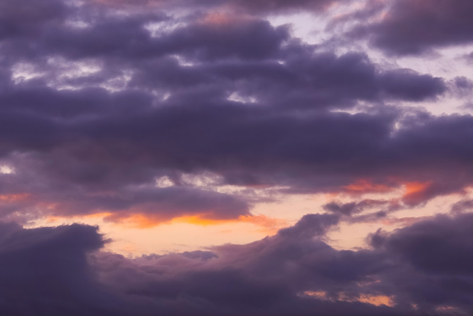 深紫の雲が夕焼けの空に重なる（夕焼け 壁紙の背景フリー画像）