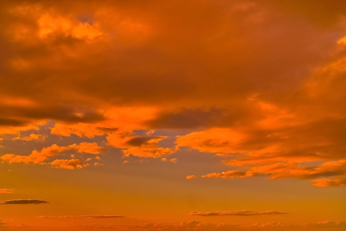 鮮やかなオレンジ色の夕焼け（夕焼け 壁紙の背景フリー画像）