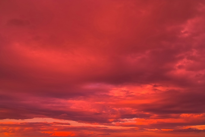 空を紅に染め上げる鮮彩な夕焼け（夕焼け 壁紙の背景フリー画像）