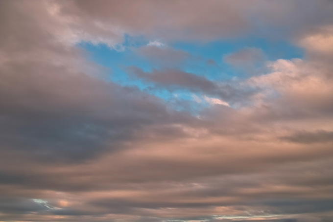 色づく雲の隙間の青空（夕景 壁紙の背景フリー画像）