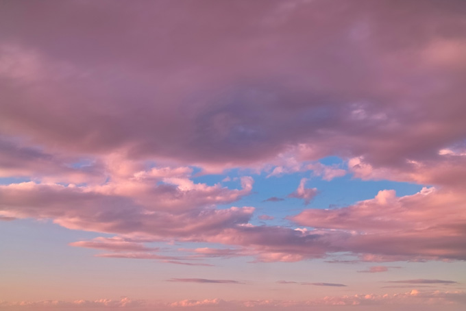 瑞雲が覆う青空が残る夕焼け（夕景 壁紙の背景フリー画像）