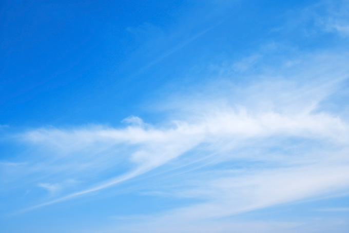 青空に絵筆の跡ような白雲（空 壁紙の背景フリー画像）