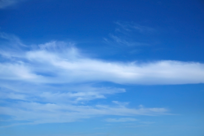 青空に白絵具が滲むような雲（青空 写真の背景フリー画像）