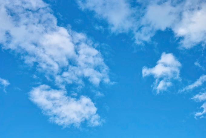 気持ちのいい青空と白雲（青空 写真の背景フリー画像）