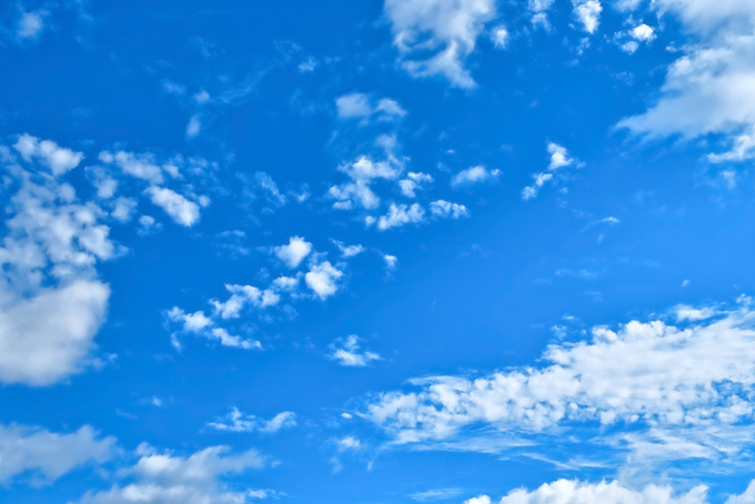 壮観な青空に浮かぶ様々な雲（空 待ち受けの背景フリー画像）