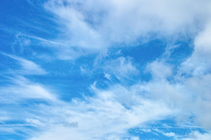 空に筋を描く白い雲（青空 写真の背景フリー画像）