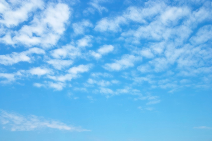 ほのぼのとした青空と羊雲（空 綺麗の背景フリー画像）
