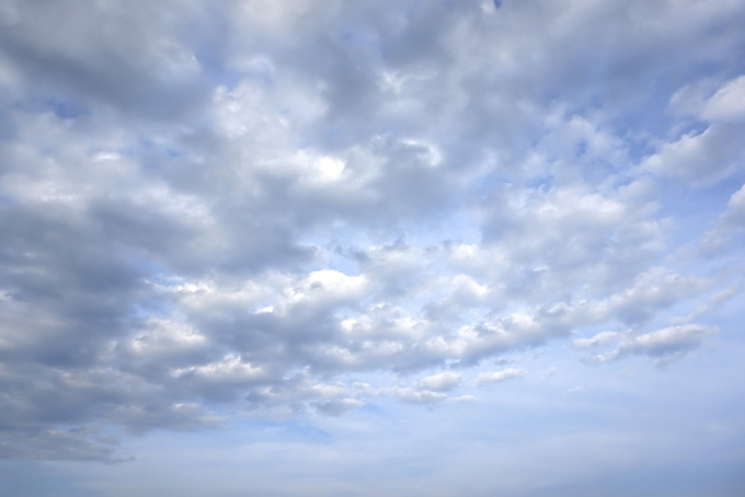 雲が押し寄せる薄く曇った青空（青空 壁紙の背景フリー画像）